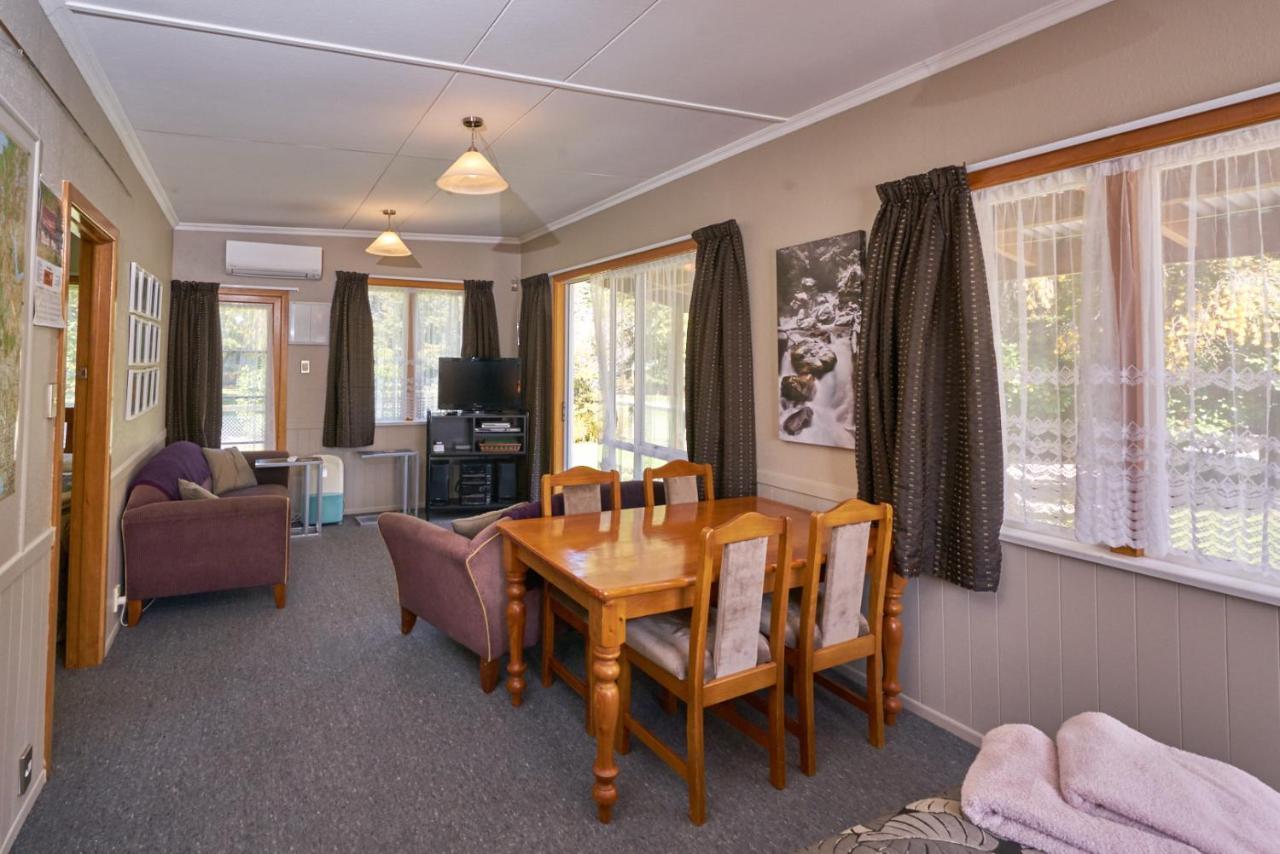 Accommodation Fiordland The Bach - One Bedroom Cottage At 226B Milford Road Te Anau Exterior foto